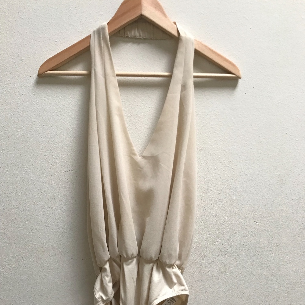 BACKLESS SLEEVELESS CREAM BEIGE BODYSUIT